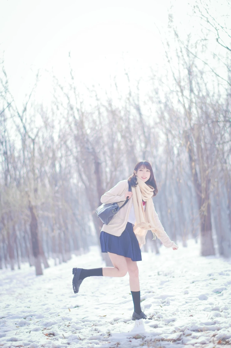 周叽是可爱兔兔《雪景jk》主题写真：15张全套美图