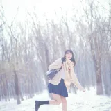周叽是可爱兔兔《雪景jk》主题写真：15张全套美图