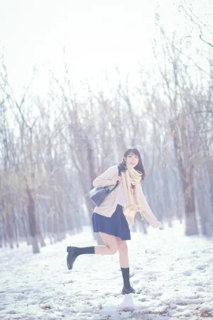 周叽是可爱兔兔《雪景jk》主题写真：15张全套美图