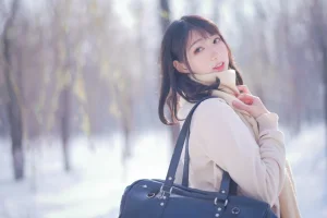 周叽是可爱兔兔《雪景jk》主题写真：15张全套美图