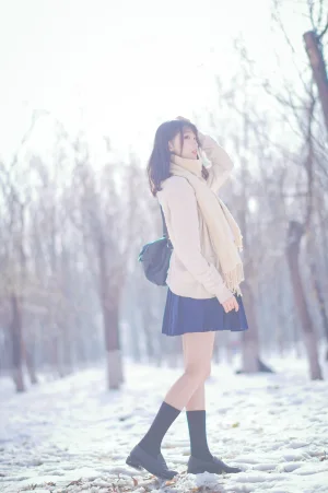 周叽是可爱兔兔《雪景jk》主题写真：15张全套美图