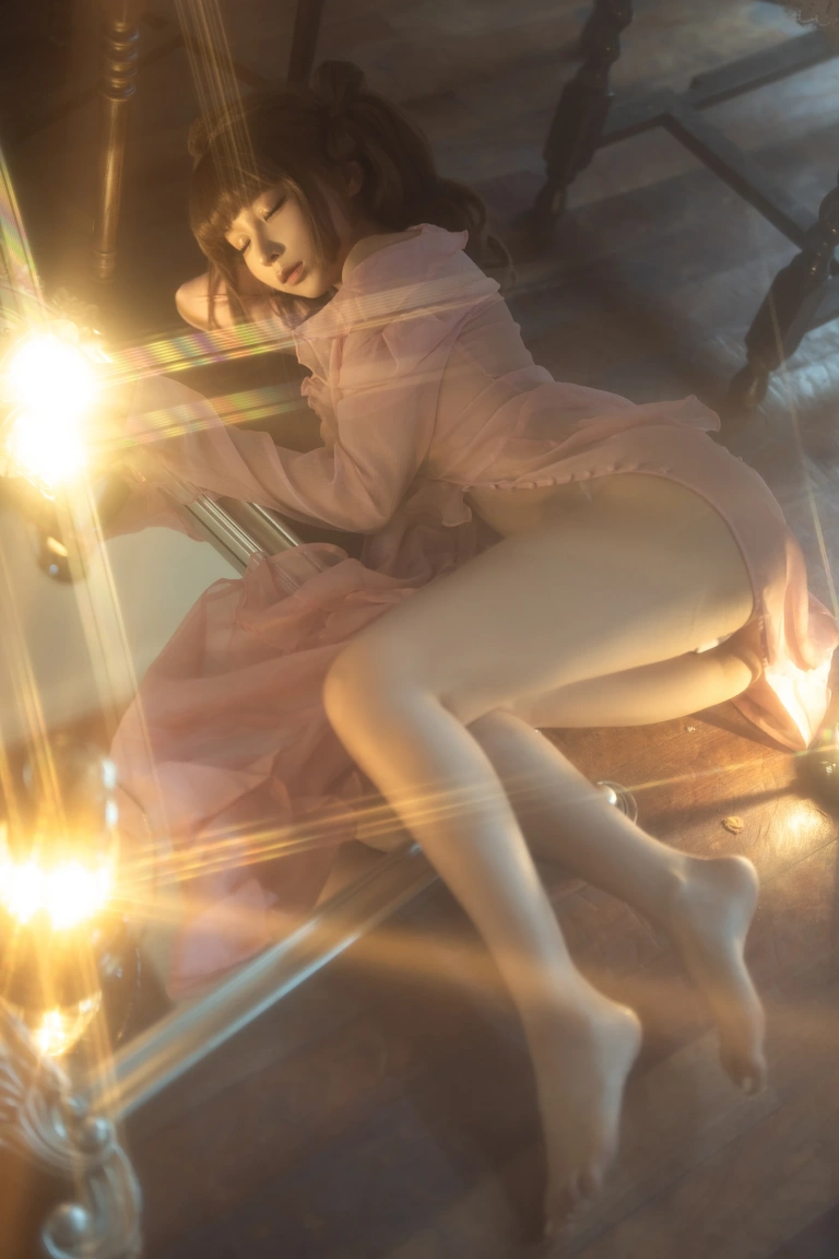 蠢沫沫《四月T3赠品《是谁照亮他》》主题写真：44张全套美图