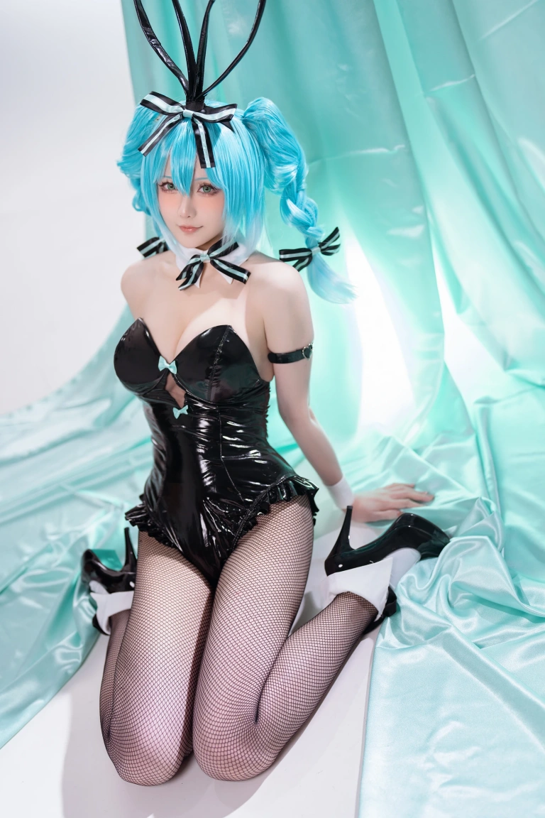 星之迟迟《2025年5月计划C 初音未来兔女郎》主题写真：44张全套美图，含1个视频