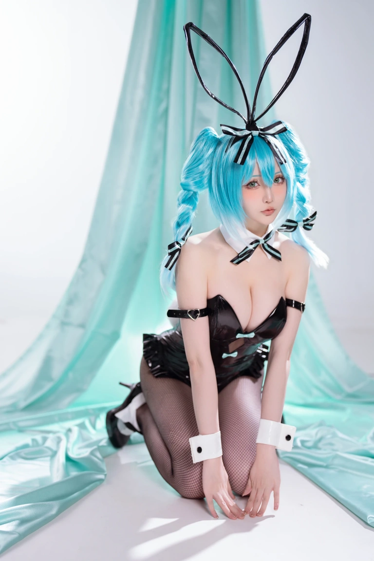星之迟迟《2025年5月计划C 初音未来兔女郎》主题写真：44张全套美图，含1个视频