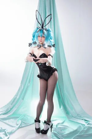 星之迟迟《2025年5月计划C 初音未来兔女郎》主题写真：44张全套美图，含1个视频