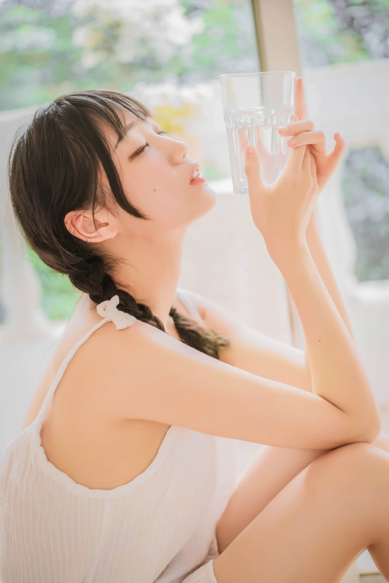 周叽是可爱兔兔《盛夏》主题写真：19张全套美图