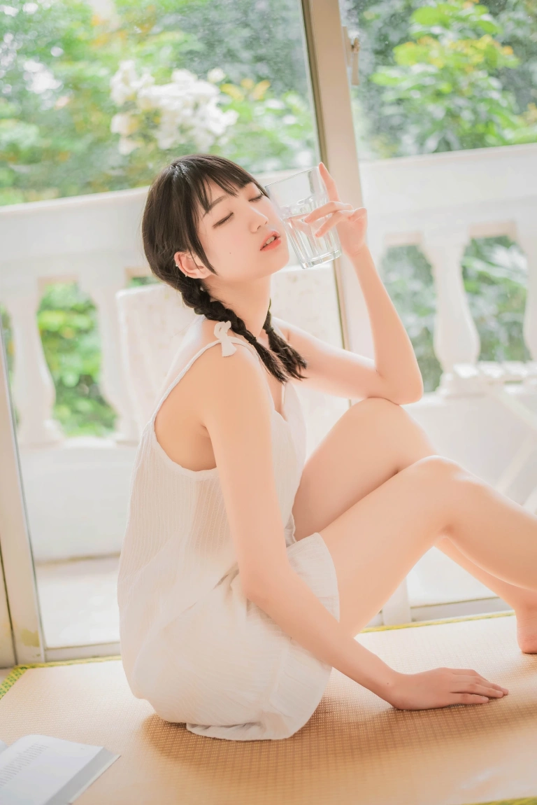 周叽是可爱兔兔《盛夏》主题写真：19张全套美图