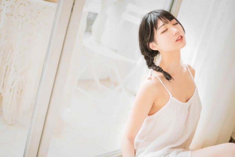 周叽是可爱兔兔《盛夏》主题写真：19张全套美图