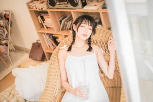 周叽是可爱兔兔《盛夏》主题写真：19张全套美图