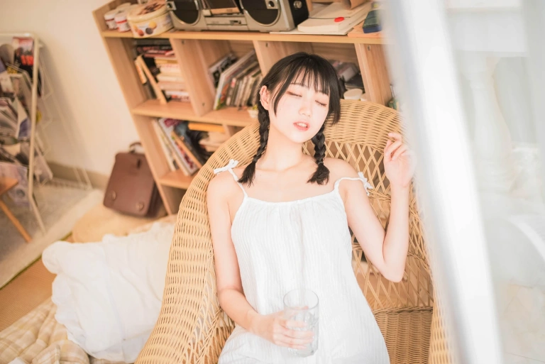 周叽是可爱兔兔《盛夏》主题写真：19张全套美图