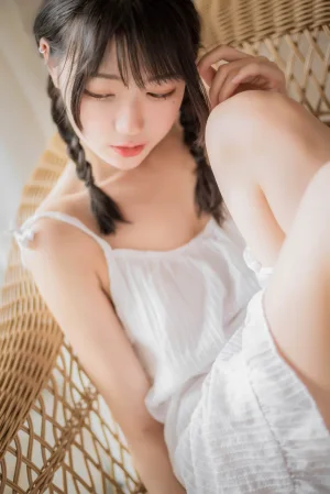 周叽是可爱兔兔《盛夏》主题写真：19张全套美图