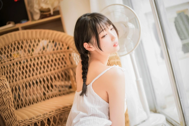 周叽是可爱兔兔《盛夏》主题写真：19张全套美图