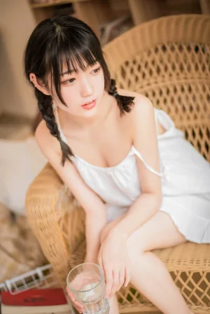 周叽是可爱兔兔《盛夏》主题写真：19张全套美图