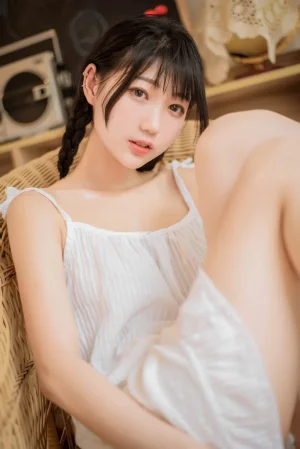 周叽是可爱兔兔《盛夏》主题写真：19张全套美图
