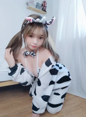 雯仔不讲道理《小奶牛》主题写真：33张全套美图，含7个视频