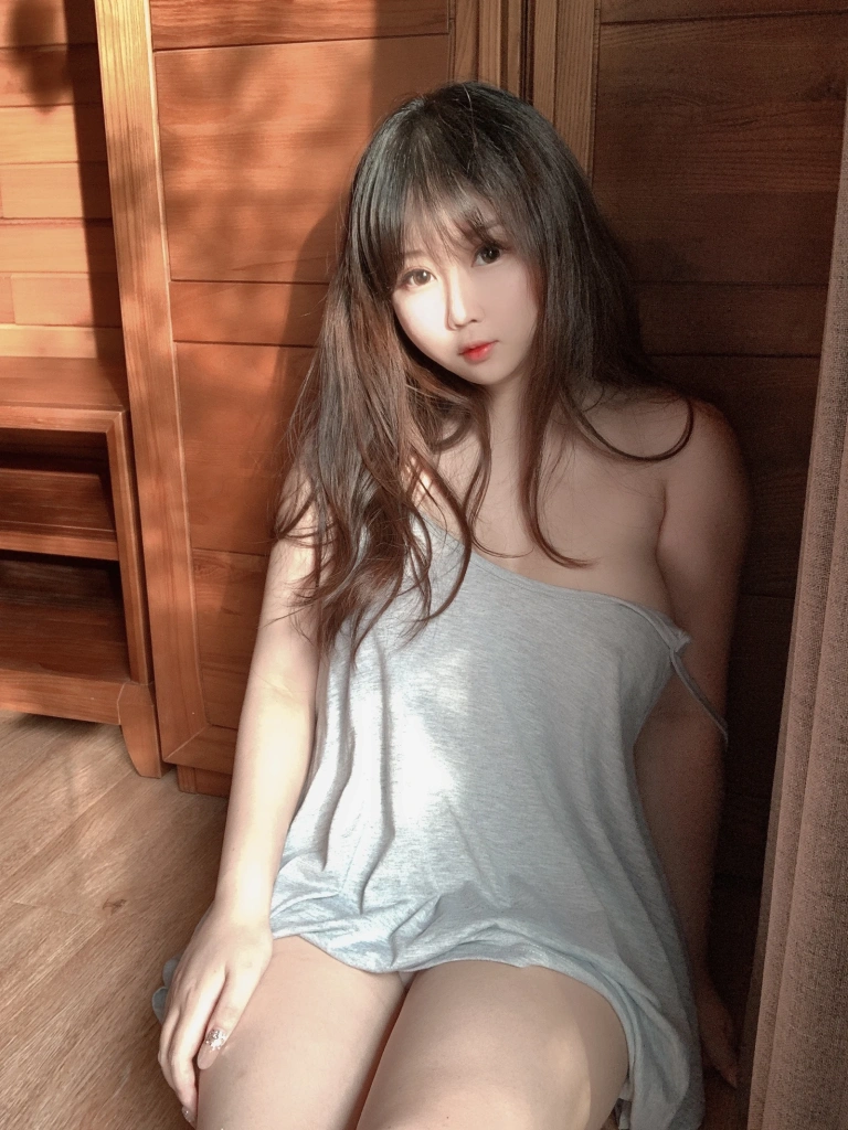 依酱《光》主题写真：34张全套美图