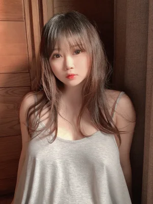 依酱《光》主题写真：34张全套美图
