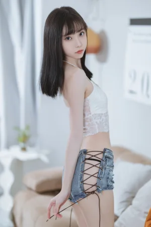许岚《纯欲吊带》主题写真：40张全套美图