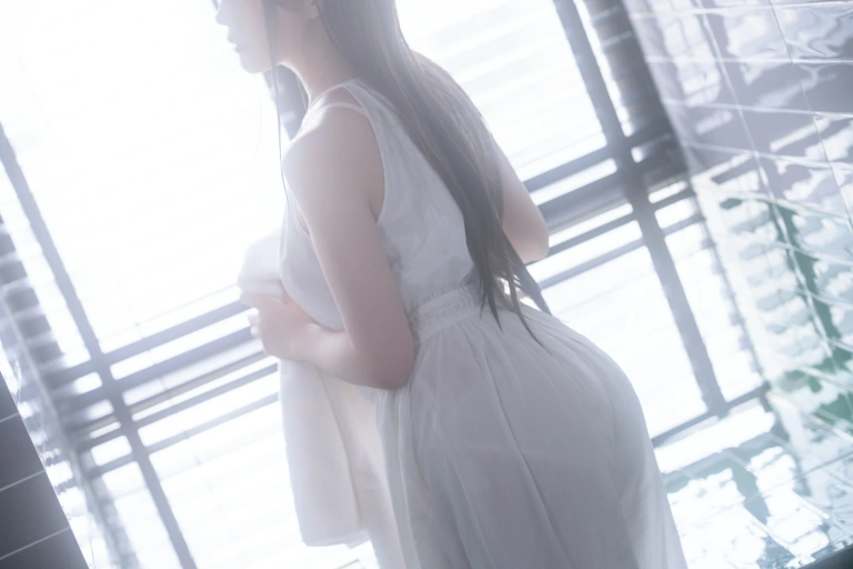 星之迟迟《2025年5月计划G 雨天的奇妙偶遇》主题写真：100张全套美图，含1个视频