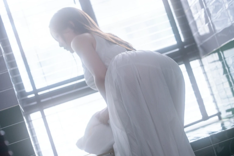 星之迟迟《2025年5月计划G 雨天的奇妙偶遇》主题写真：100张全套美图，含1个视频