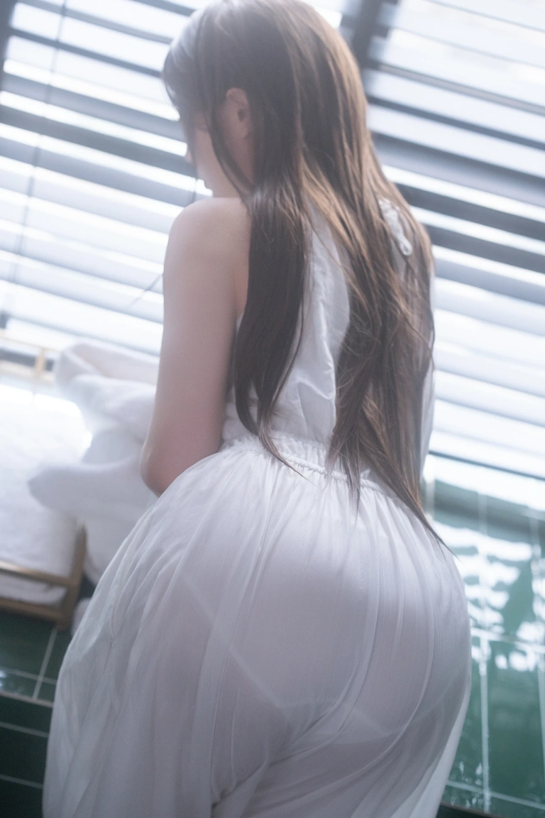 星之迟迟《2025年5月计划G 雨天的奇妙偶遇》主题写真：100张全套美图，含1个视频