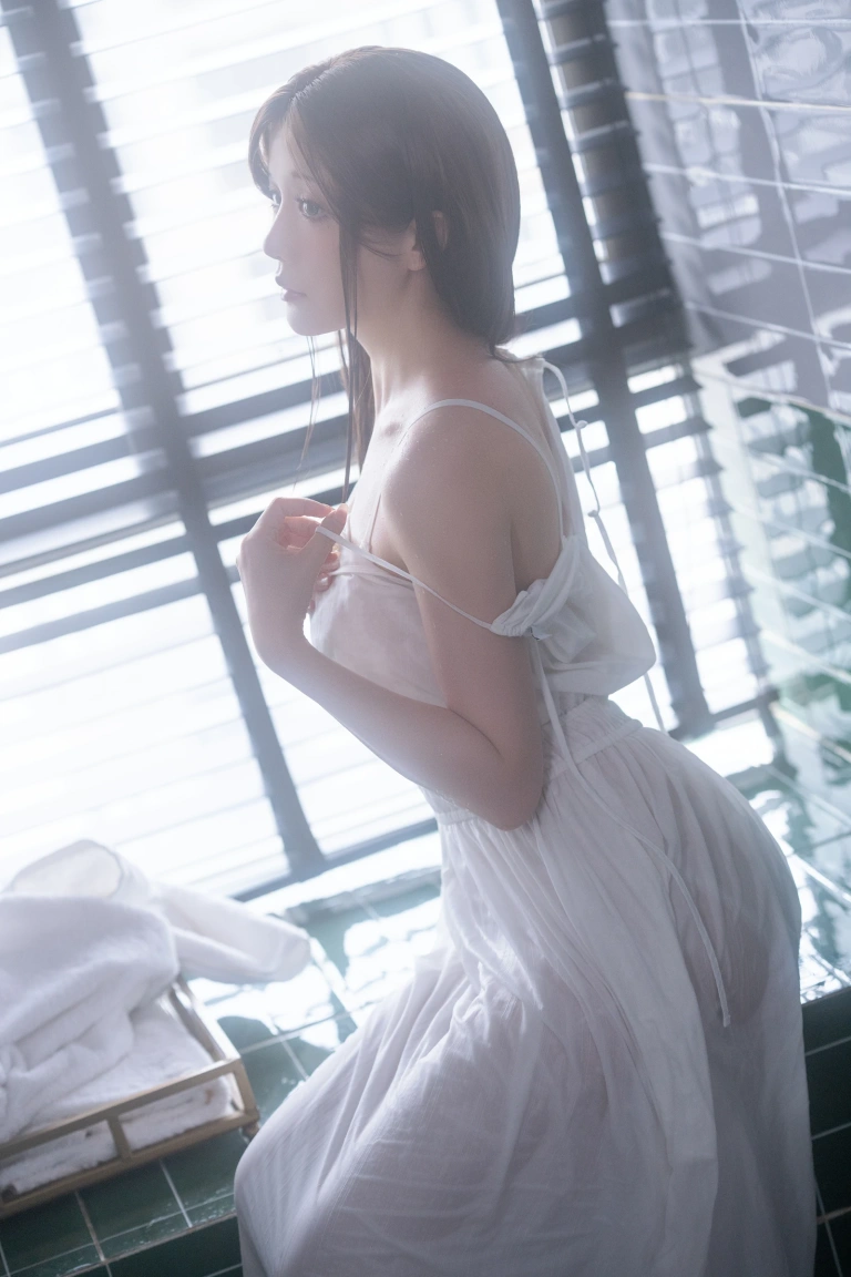星之迟迟《2025年5月计划G 雨天的奇妙偶遇》主题写真：100张全套美图，含1个视频