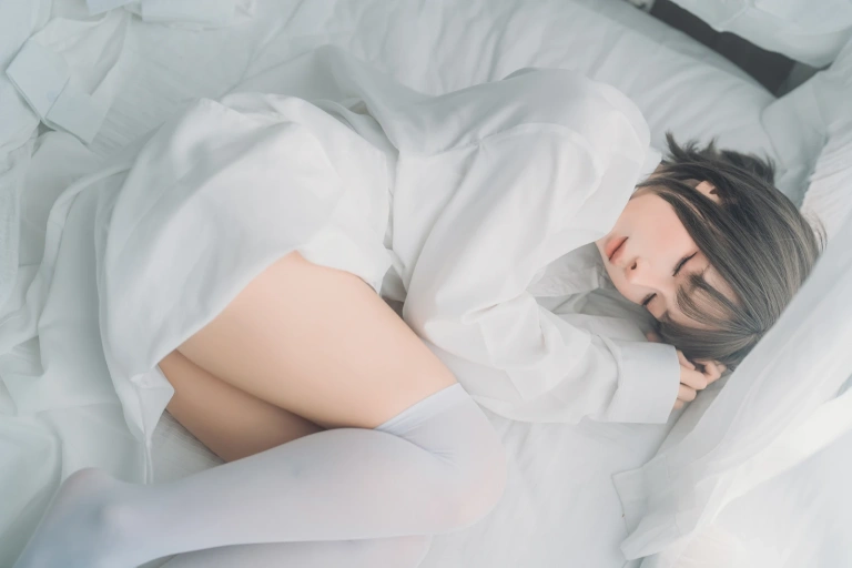 蠢沫沫《衬衫窝》主题写真：42张全套美图