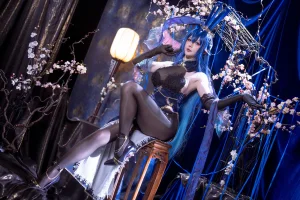 星之迟迟《2025年08月计划C 碧蓝航线 花园 [52P-384MB]》主题写真：52张全套美图