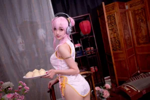 周叽是可爱兔兔《旗袍索尼子》主题写真：14张全套美图