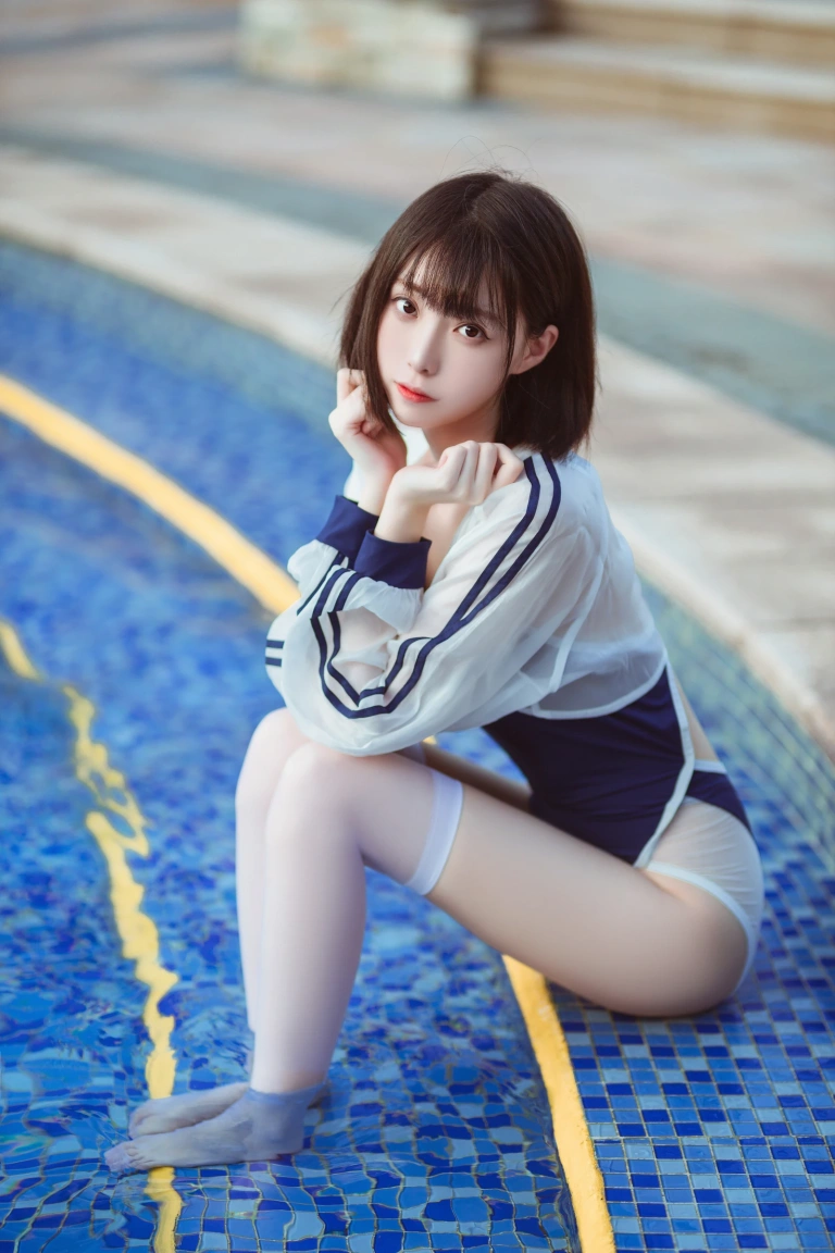 许岚《泳池竞泳》主题写真：40张全套美图
