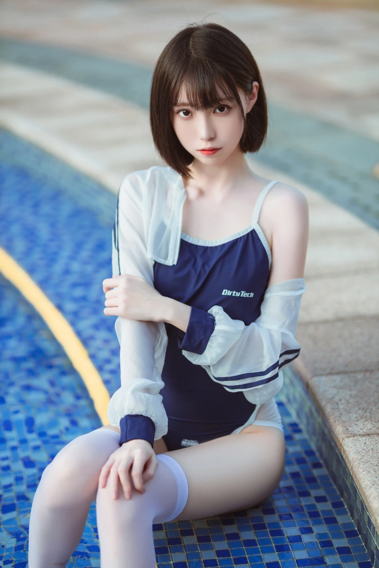 许岚《泳池竞泳》主题写真：40张全套美图