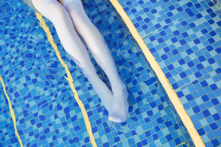 许岚《泳池竞泳》主题写真：40张全套美图