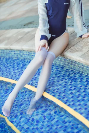 许岚《泳池竞泳》主题写真：40张全套美图