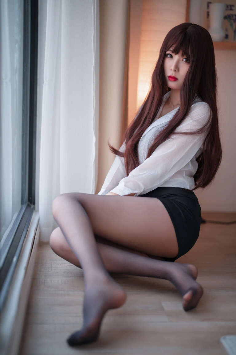 轩萧学姐《NO.30 – 八月定制OL》主题写真：36张全套美图