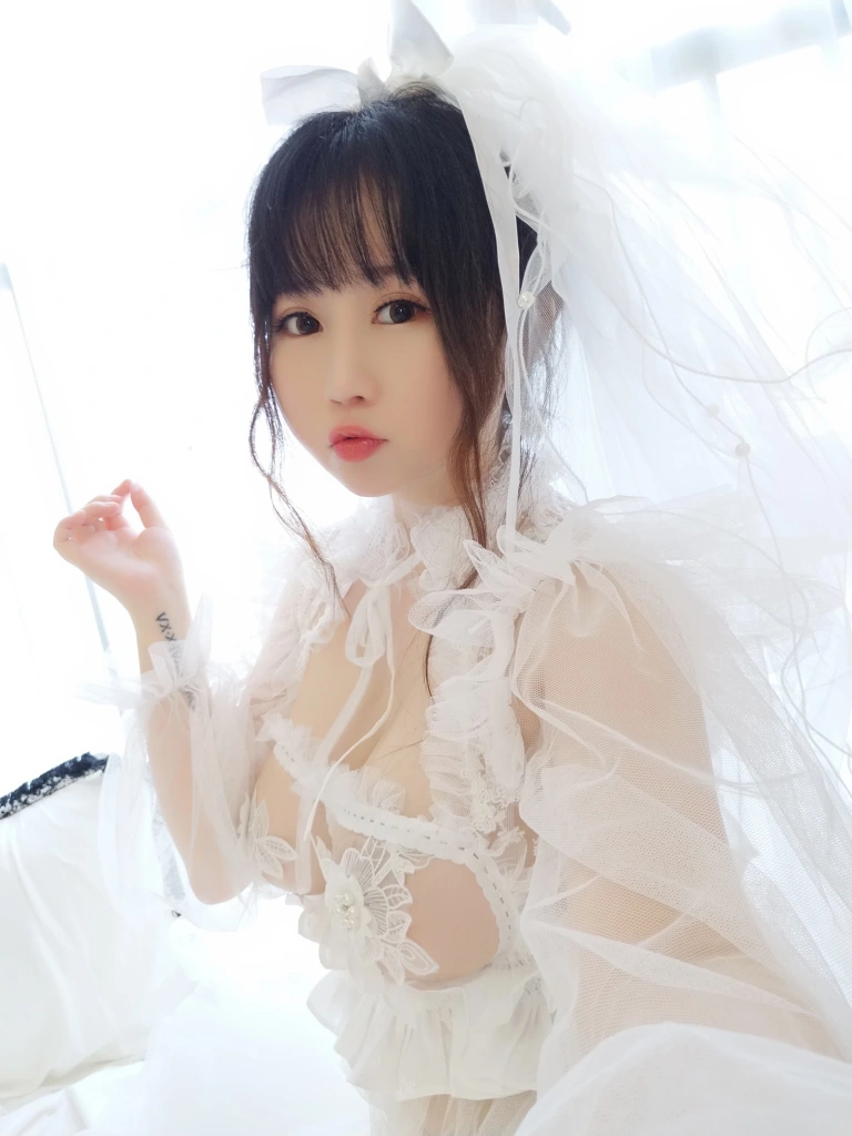 依酱《花嫁》主题写真：40张全套美图