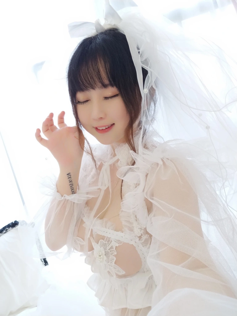 依酱《花嫁》主题写真：40张全套美图