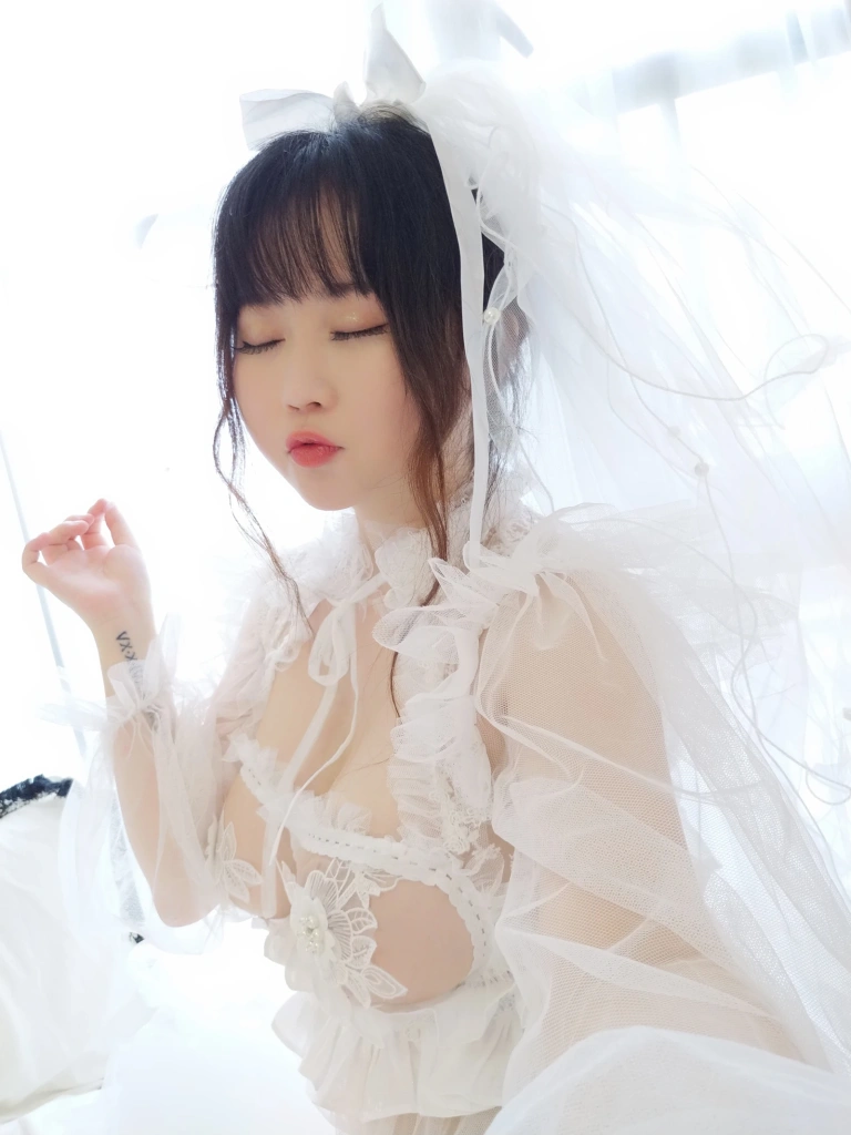 依酱《花嫁》主题写真：40张全套美图