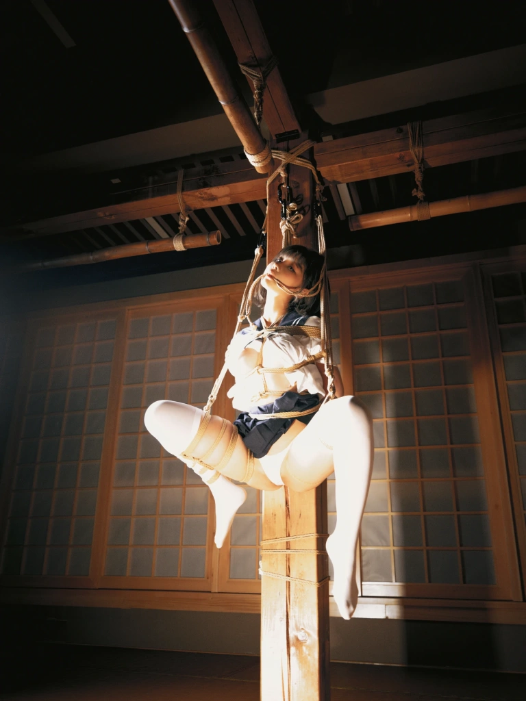 蠢沫沫《2024年会员 绳+白发》主题写真：16张全套美图
