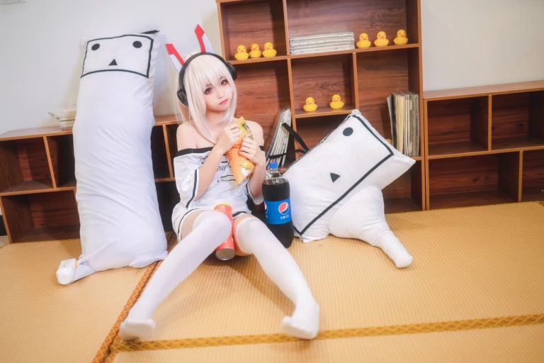蠢沫沫《凌波宅t》主题写真：43张全套美图