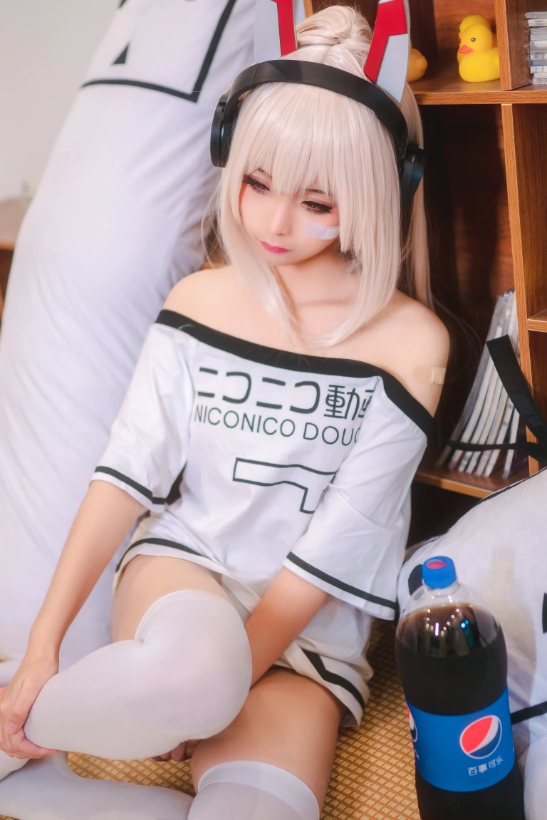 蠢沫沫《凌波宅t》主题写真：43张全套美图