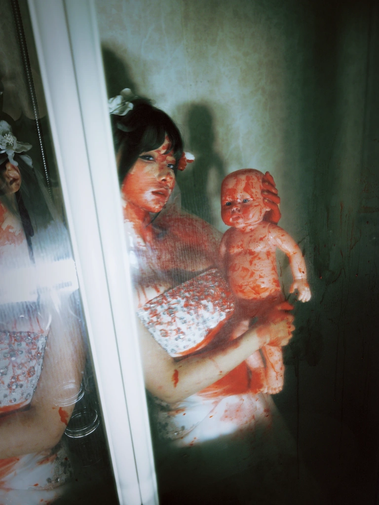 蠢沫沫《血婚纱》主题写真：11张全套美图