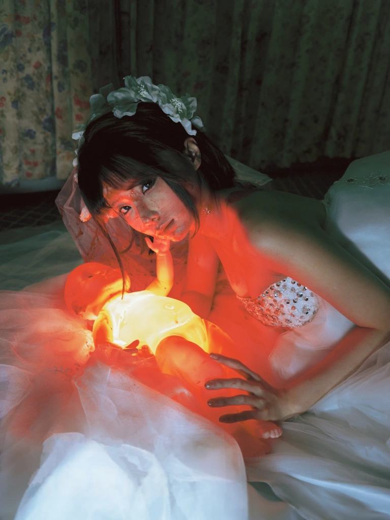 蠢沫沫《血婚纱》主题写真：11张全套美图