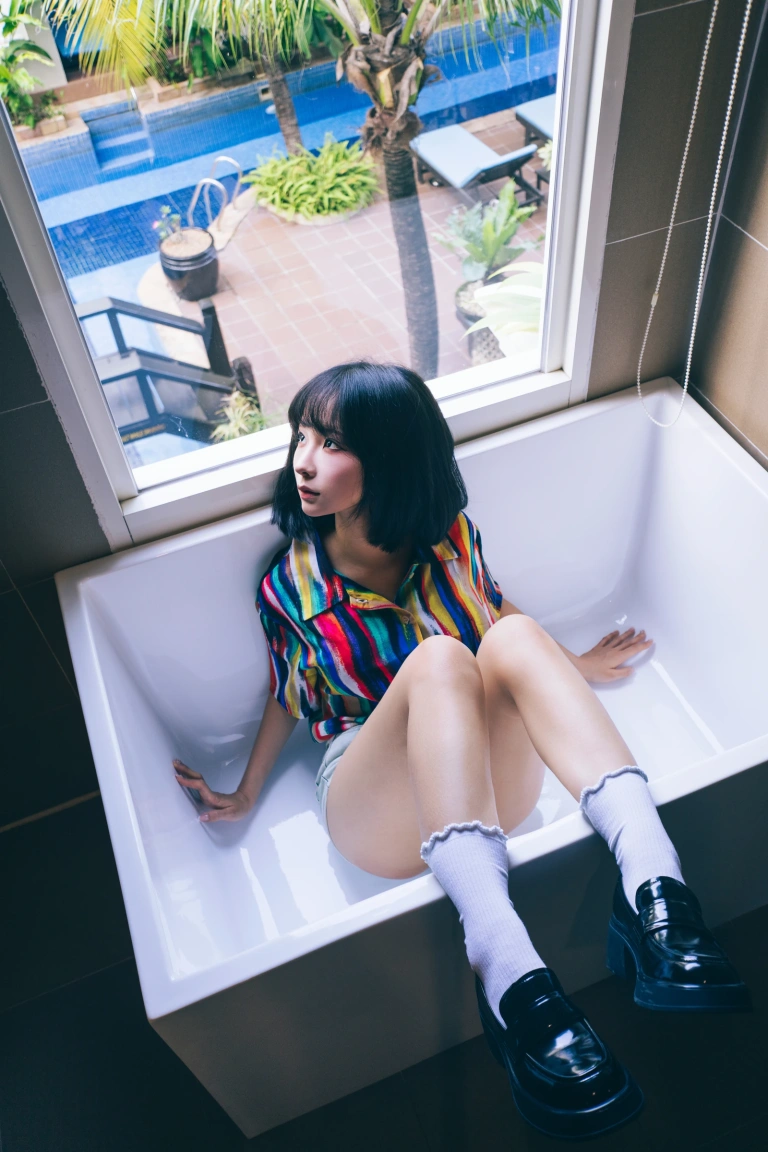 蠢沫沫《凝视》主题写真：57张全套美图