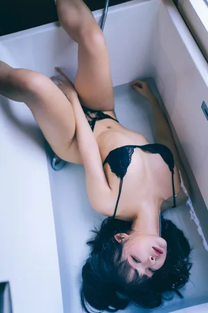 蠢沫沫《凝视》主题写真：57张全套美图