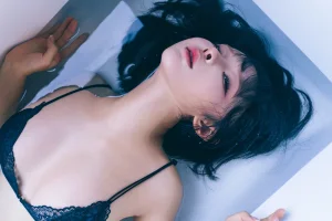 蠢沫沫《凝视》主题写真：57张全套美图