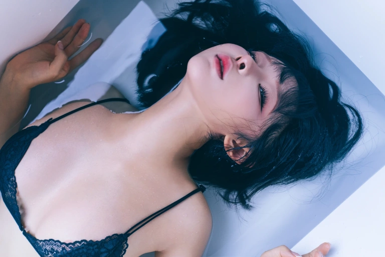 蠢沫沫《凝视》主题写真：57张全套美图