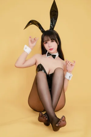 轩萧学姐《NO.33 – 新春福兔 黑兔女郎》主题写真：20张全套美图