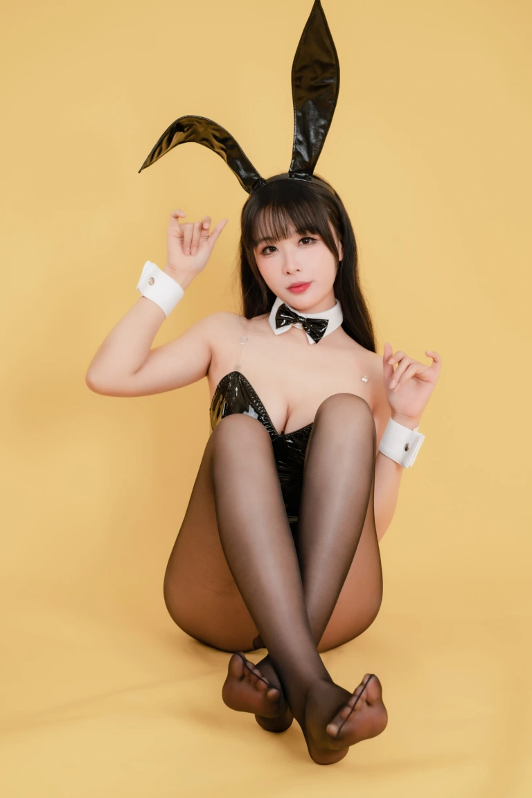 轩萧学姐《NO.33 – 新春福兔 黑兔女郎》主题写真：20张全套美图