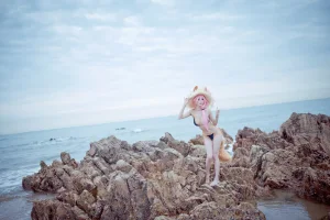 周叽是可爱兔兔《小玉泳装》主题写真：23张全套美图