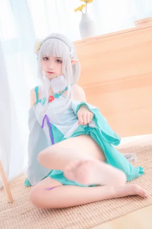 蠢沫沫《绿睡衣》主题写真：40张全套美图